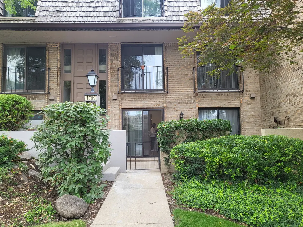 1709 Northfield SQ #B, Northfield, IL 60093