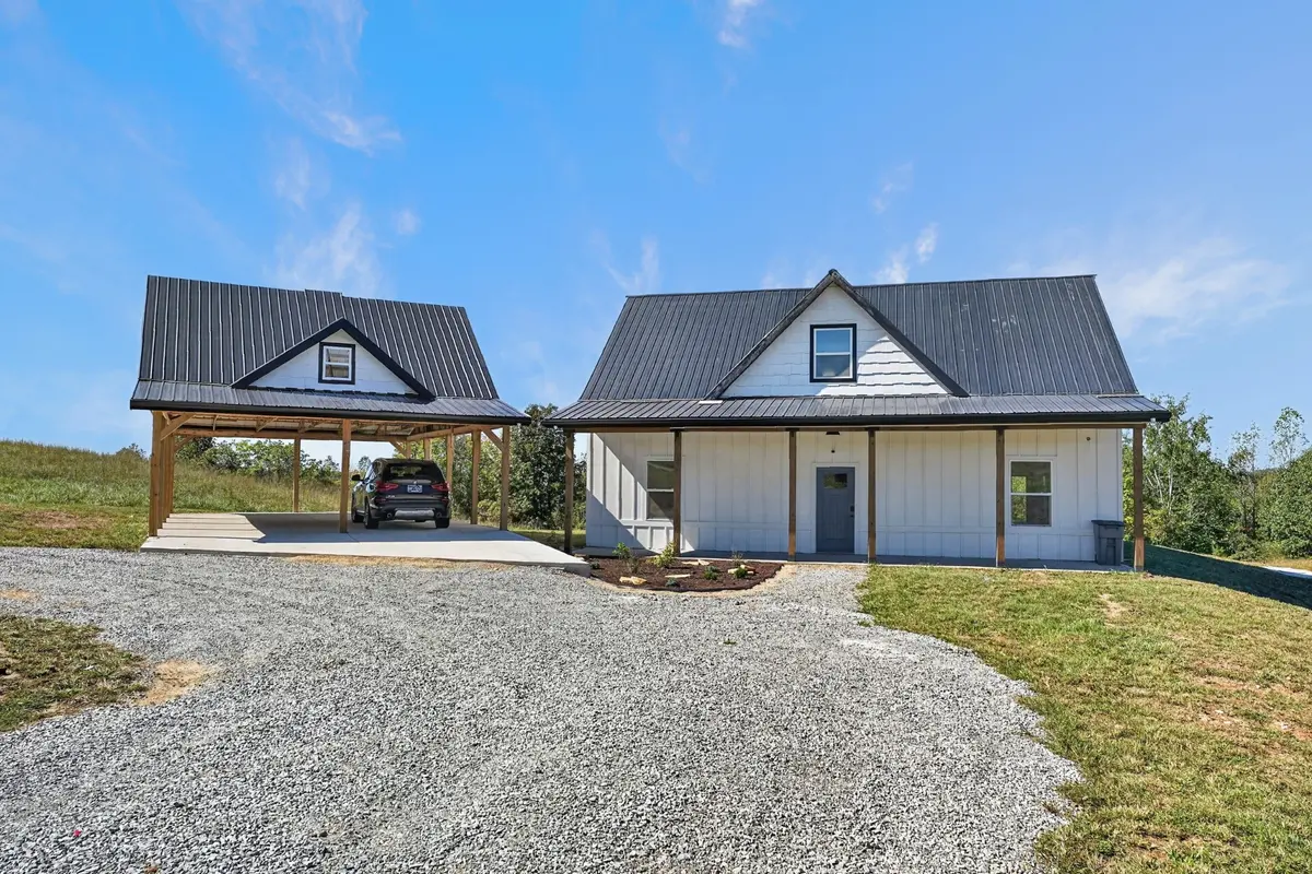 689 Amonett Cir, Byrdstown, TN 38549