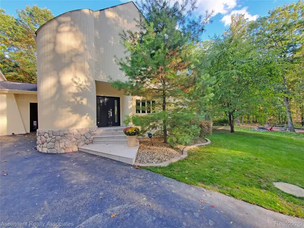 950 E Romeo RD, Oakland Charter Township, MI 48363