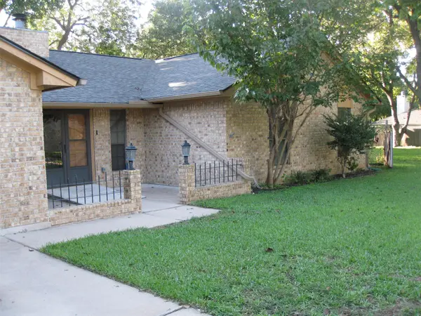 287 Meadowlakes DR, Meadowlakes, TX 78654