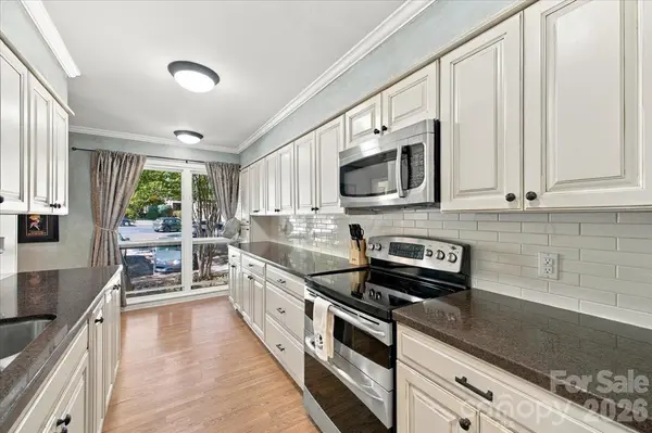 5805 Sharon RD #E, Charlotte, NC 28210