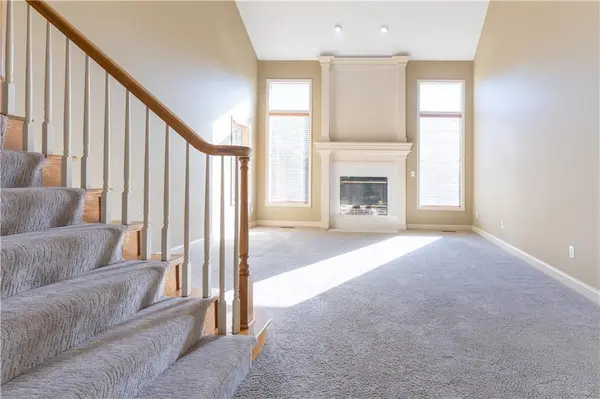 3725 SW Evergreen LN, Lee's Summit, MO 64082