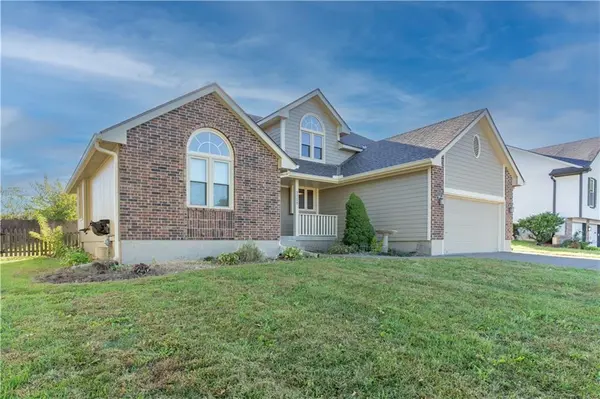3725 SW Evergreen LN, Lee's Summit, MO 64082