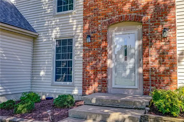 9208 Swarner DR, Lenexa, KS 66219