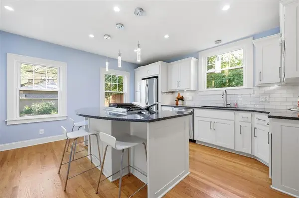 6124 Oak ST, Kansas City, MO 64113