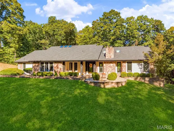 2 Deer Field Ridge RD, Chesterfield, MO 63005