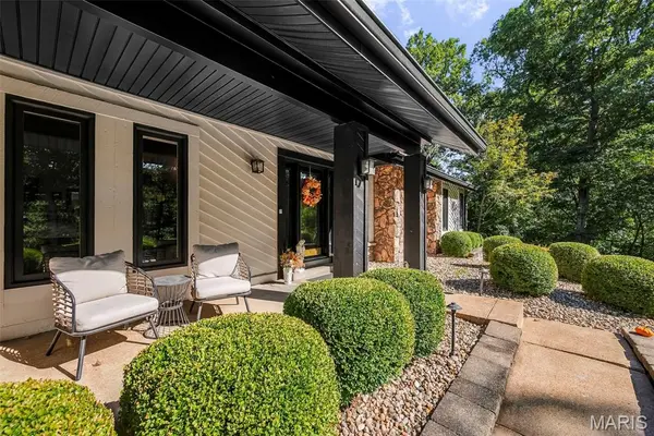 2 Deer Field Ridge RD, Chesterfield, MO 63005