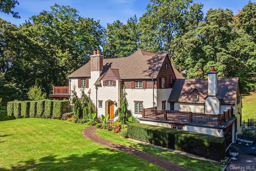 84 Luquer RD, Manhasset, NY 11030
