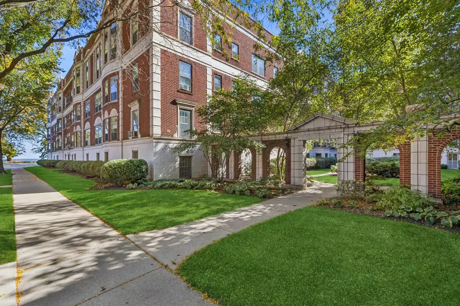 482 Sheridan RD #1, Evanston, IL 60202