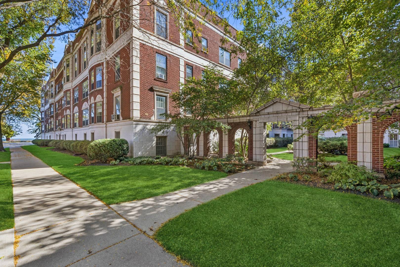 482 Sheridan RD #1, Evanston, IL 60202