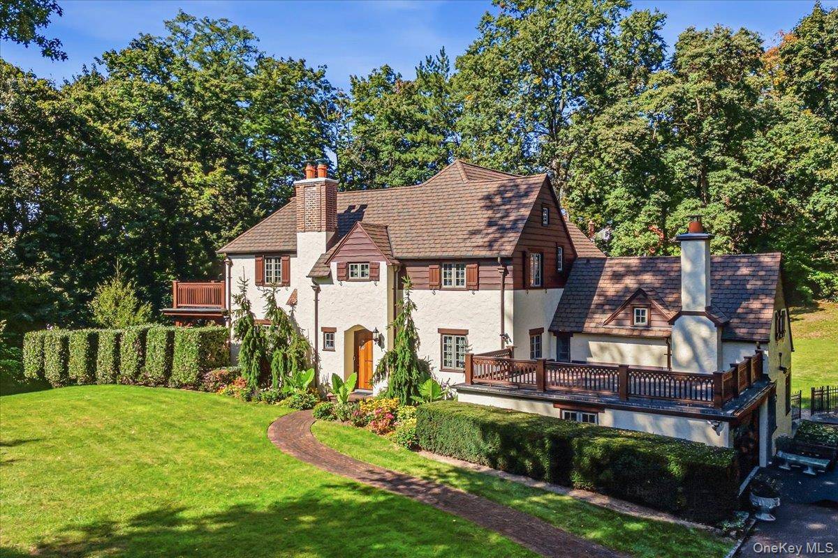 84 Luquer RD, Manhasset, NY 11030