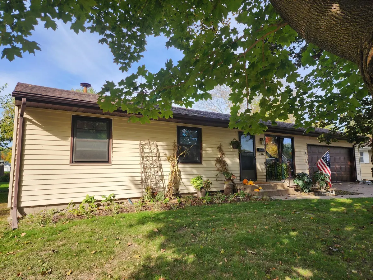 1016 Jackson ST S, Shakopee, MN 55379