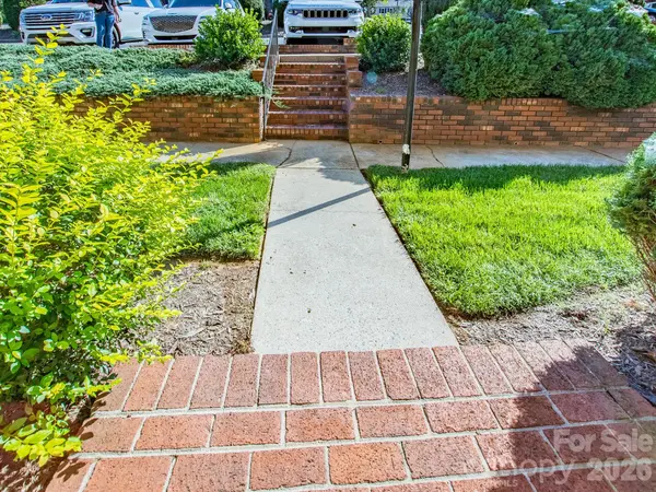 2705 N Center ST, Hickory, NC 28601