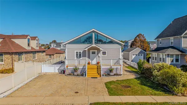7 Meadow LN, Amityville, NY 11701