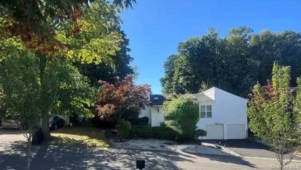 16 Carriage RD, Great Neck, NY 11024