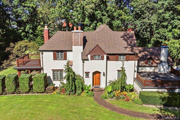 84 Luquer RD, Manhasset, NY 11030