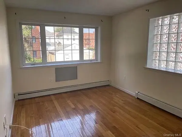 92-18 195th PL, Hollis, NY 11423