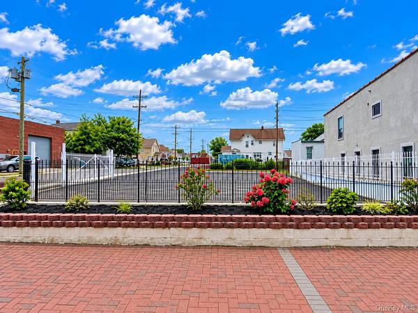 557 Hempstead TPKE, Elmont, NY 11003