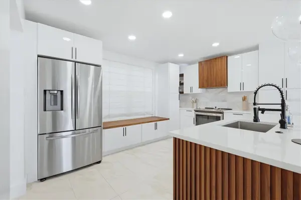 605 SUTTON PL #101, Longboat Key, FL 34228