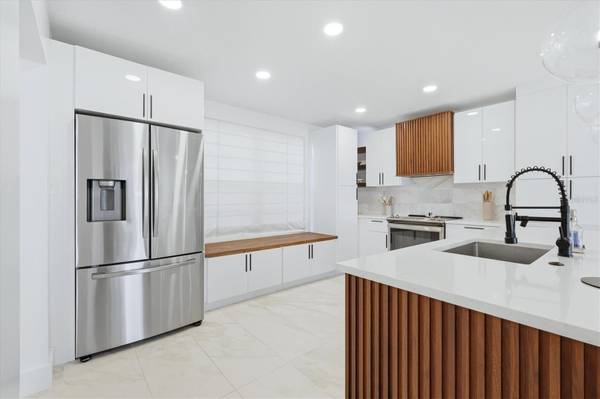 605 SUTTON PL #101, Longboat Key, FL 34228