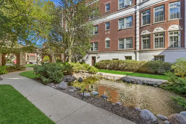 482 Sheridan RD #1, Evanston, IL 60202