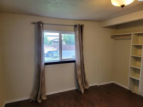 910 N 5th St, Grandview, WA 98930