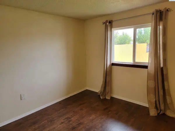 910 N 5th St, Grandview, WA 98930