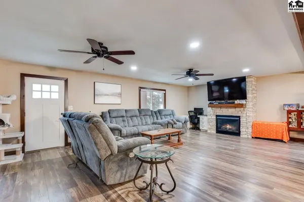 229 W 56th Ave, Hutchinson, KS 67502