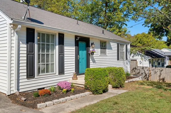 5609 Meadowcrest Ln, Nashville, TN 37209