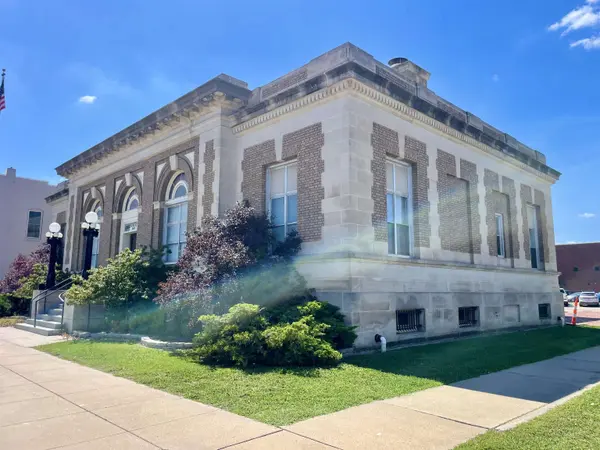 725 Main, Newton, KS 67114
