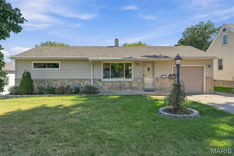 422 Barron LN, Webster Groves, MO 63119