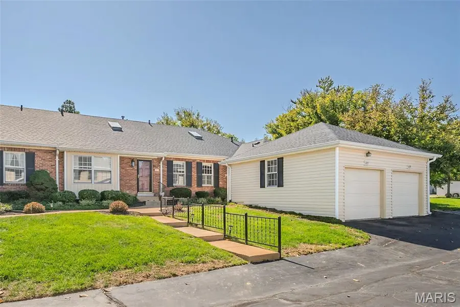 1077 Brooksgate Manor DR, St Louis, MO 63122
