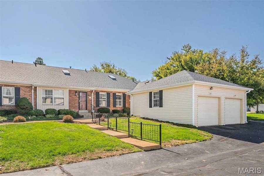 1077 Brooksgate Manor DR, St Louis, MO 63122