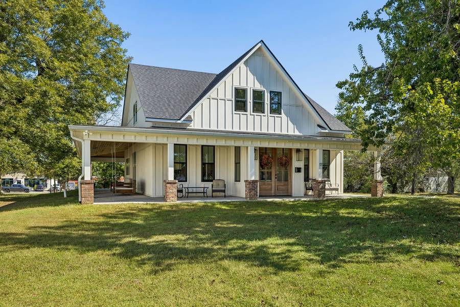 17 E 1st Ave, Hohenwald, TN 38462