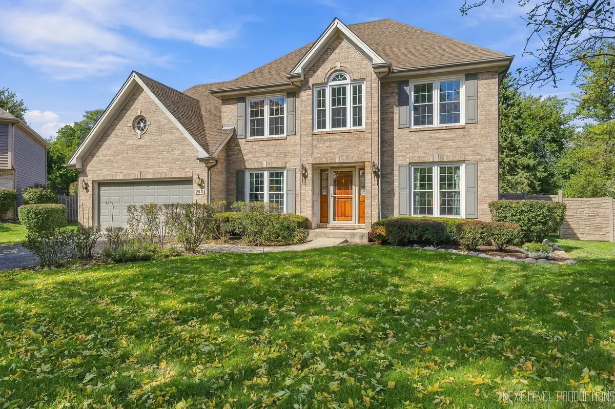 740 Hampton CRSE, West Chicago, IL 60185
