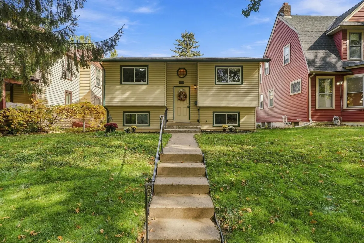 1741 Ames PL, Saint Paul, MN 55106
