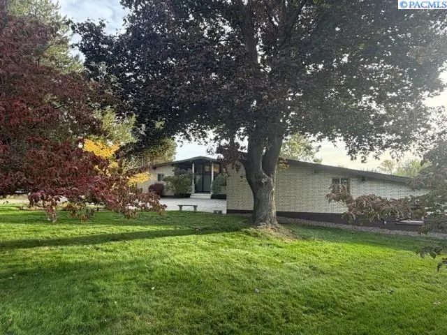 2626 N Riverside Dr, West Richland, WA 99353