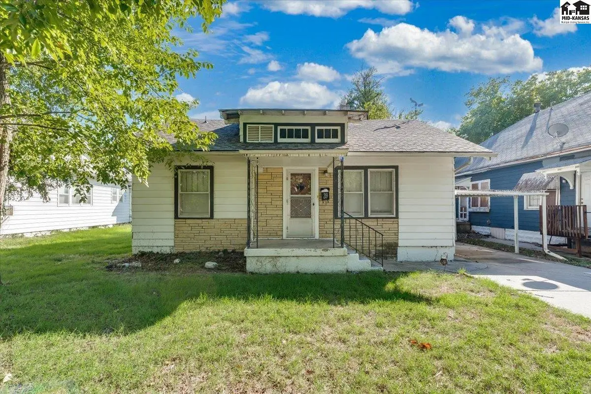 219 E 12th Ave, Hutchinson, KS 67501