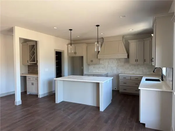 10507 N Highland PL, Kansas City, MO 64155