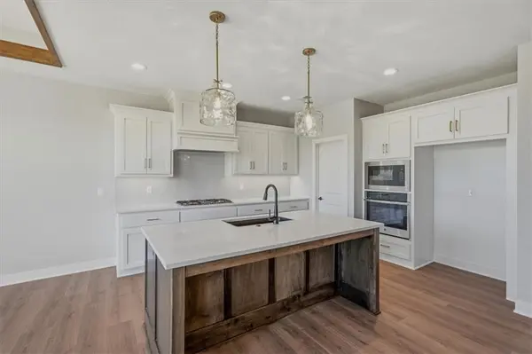 22194 W 116th TER, Olathe, KS 66061