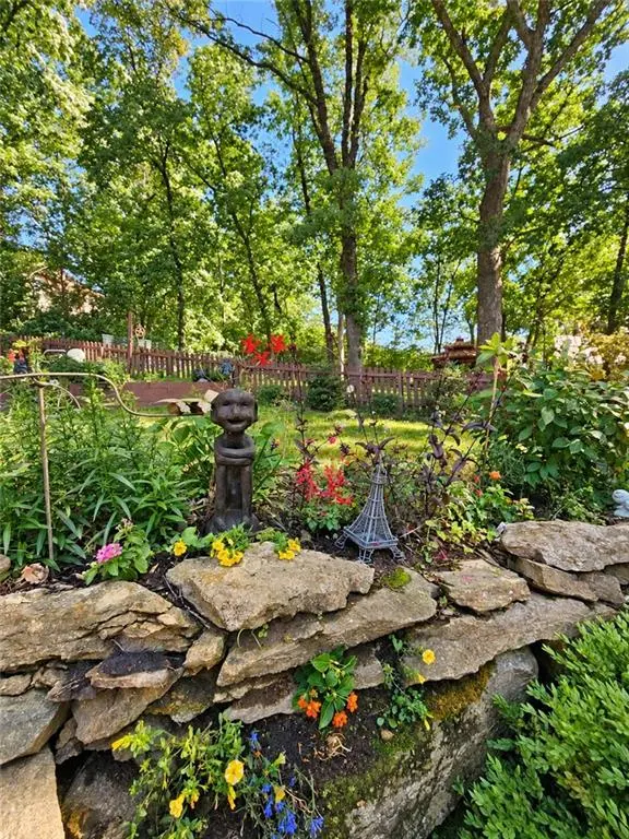 305 Lancelot DR, Liberty, MO 64068