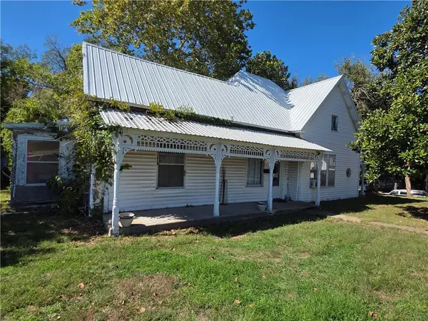 114 W Joe Davis ST, El Dorado Springs, MO 64744