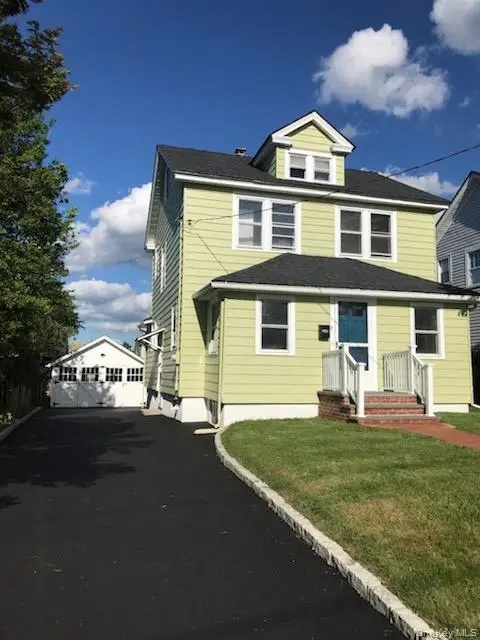 8 Raymond ST, Glen Cove, NY 11542