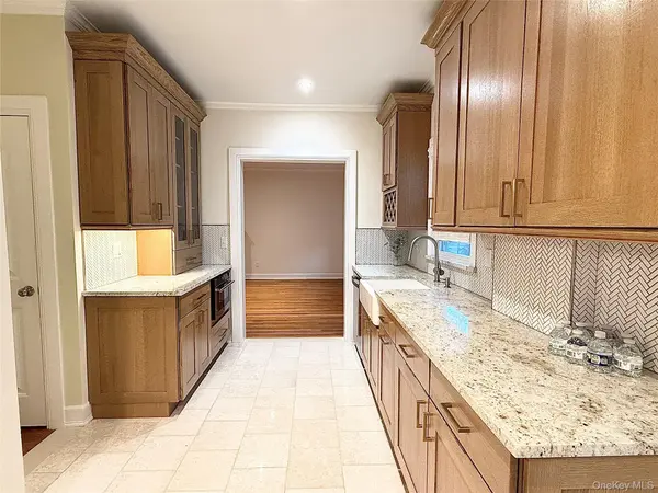 85 Violet AVE, Floral Park, NY 11001