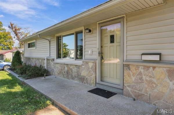 422 Barron LN, Webster Groves, MO 63119