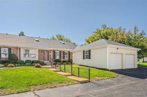 1077 Brooksgate Manor DR, St Louis, MO 63122