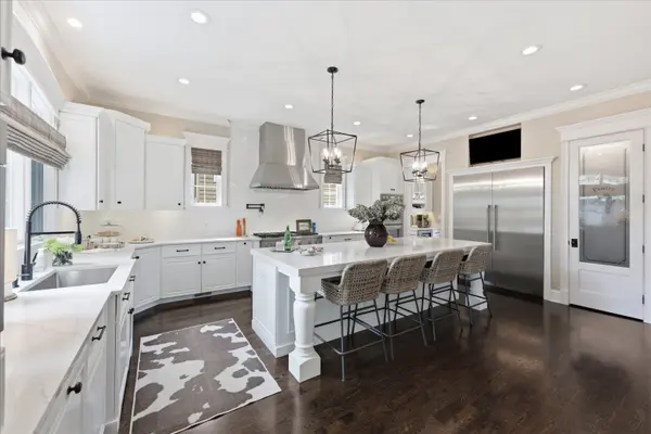 439 Pond View LN, Bartlett, IL 60103