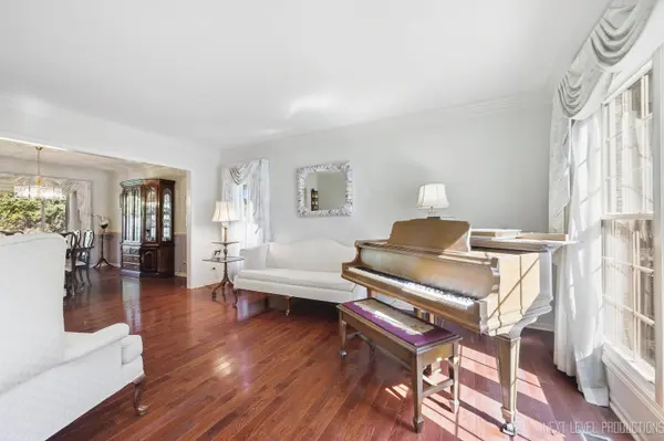 740 Hampton CRSE, West Chicago, IL 60185