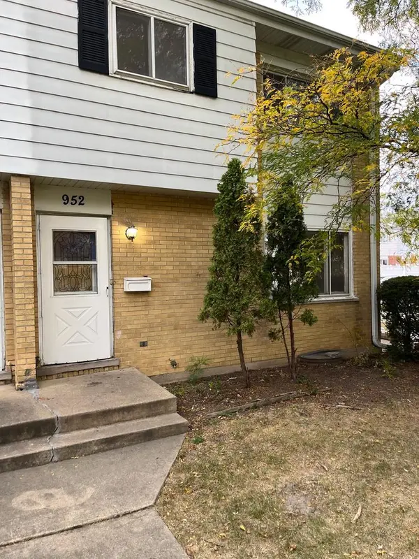 952 N Virginia LN, Elmhurst, IL 60126