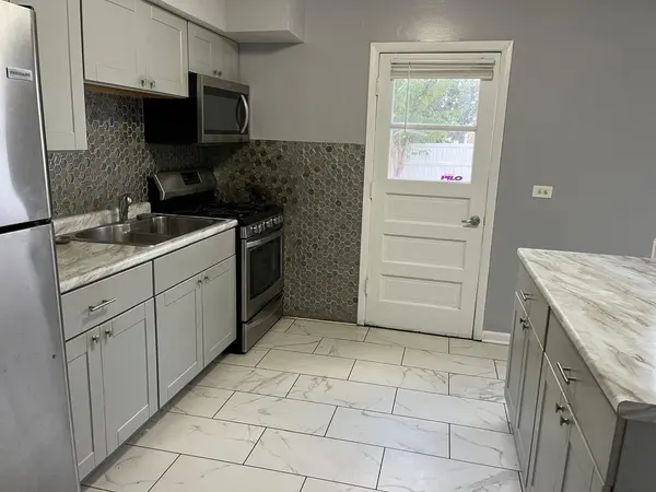952 N Virginia LN, Elmhurst, IL 60126